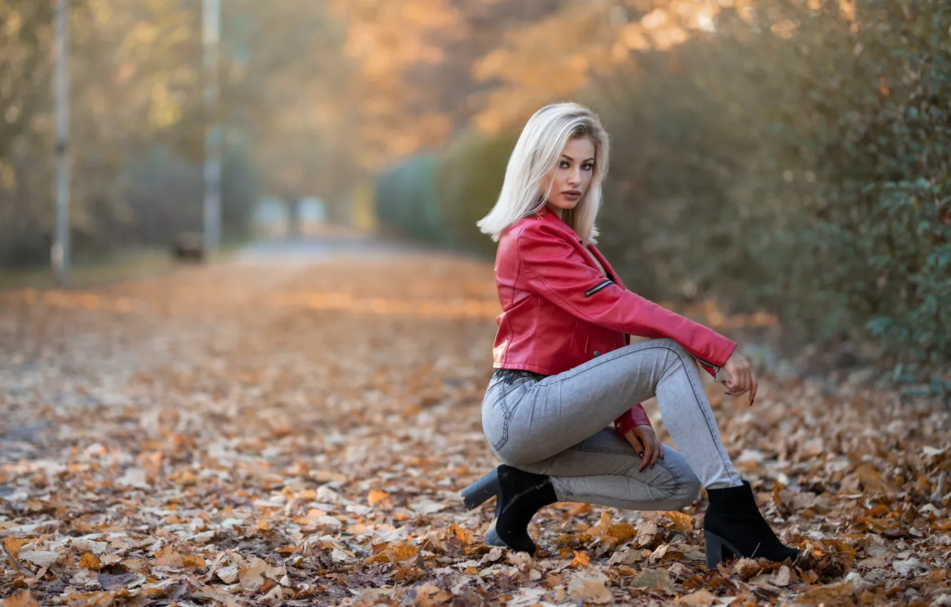 Photo wallpaper autumn, leaves, girl, face, pose, jeans, shoes, jacket