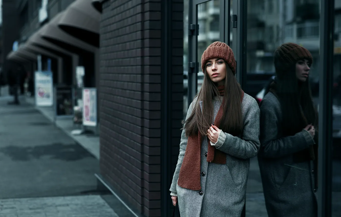 Photo wallpaper glass, girl, the city, reflection, street, model, hat, portrait