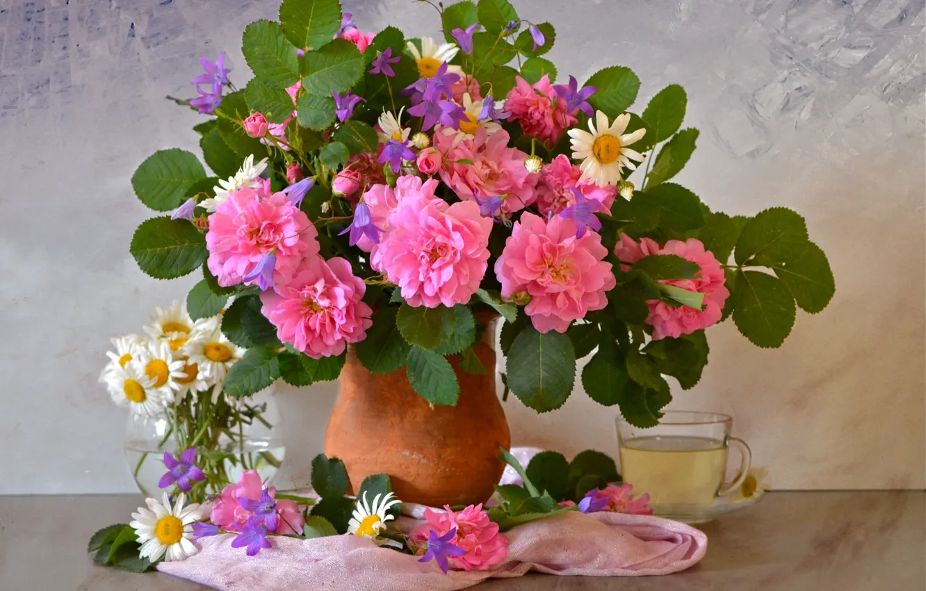Photo wallpaper tea, roses, chamomile, bouquet, bells, shawl