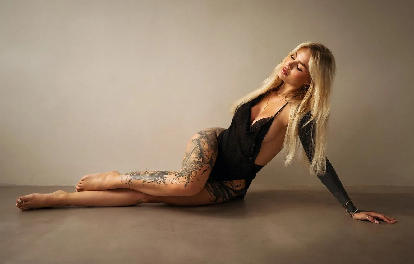 Photo wallpaper barefoot, dress, tattoo, blonde, tattoo, legs, long hair, long hair