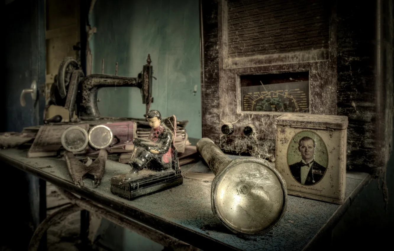 Photo wallpaper table, box, spotlight