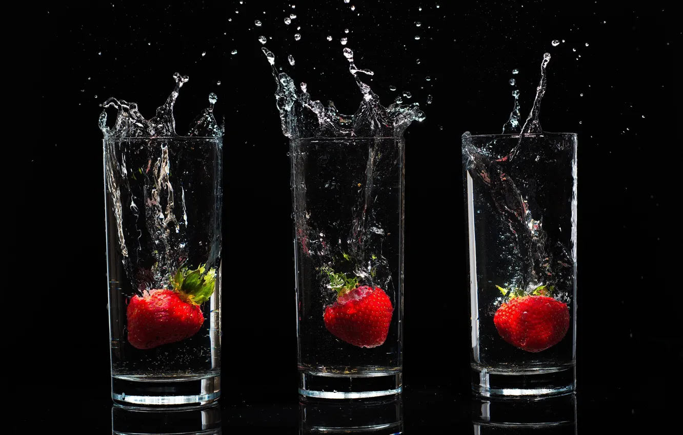 Photo wallpaper BACKGROUND, WATER, DROPS, STRAWBERRY, BLACK, SQUIRT, FOOD, GLASSES