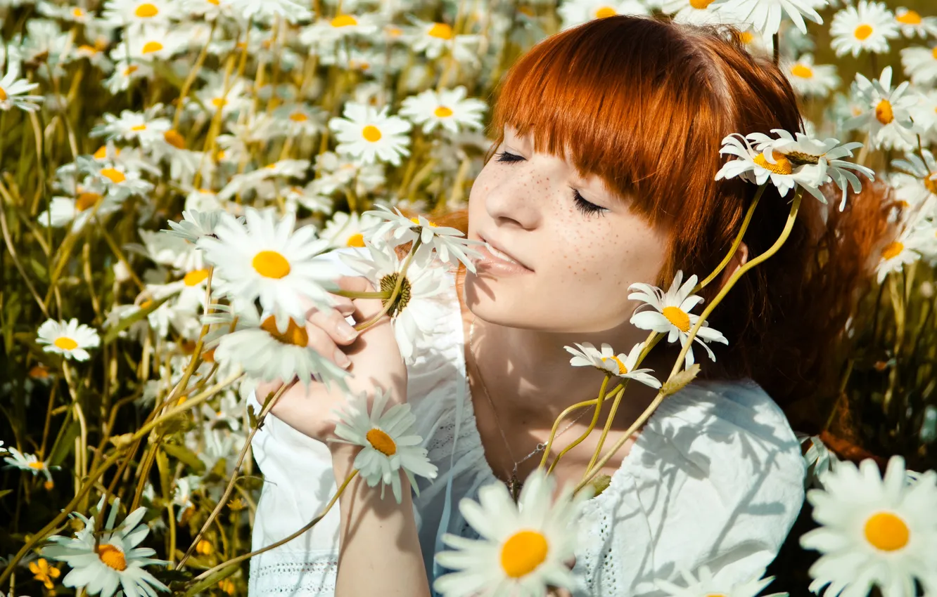 Photo wallpaper girl, flowers, smile, chamomile, freckles, red