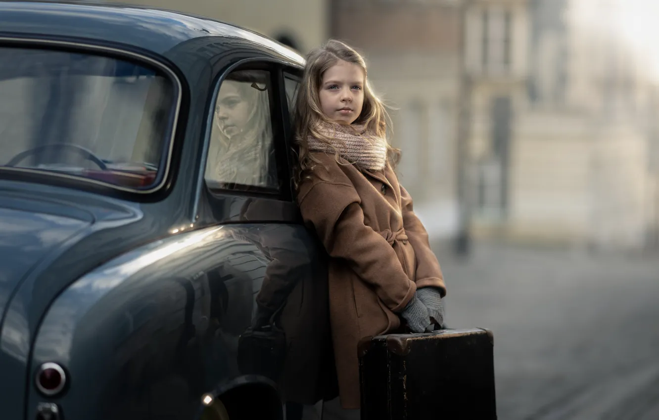 Photo wallpaper machine, girl, suitcase