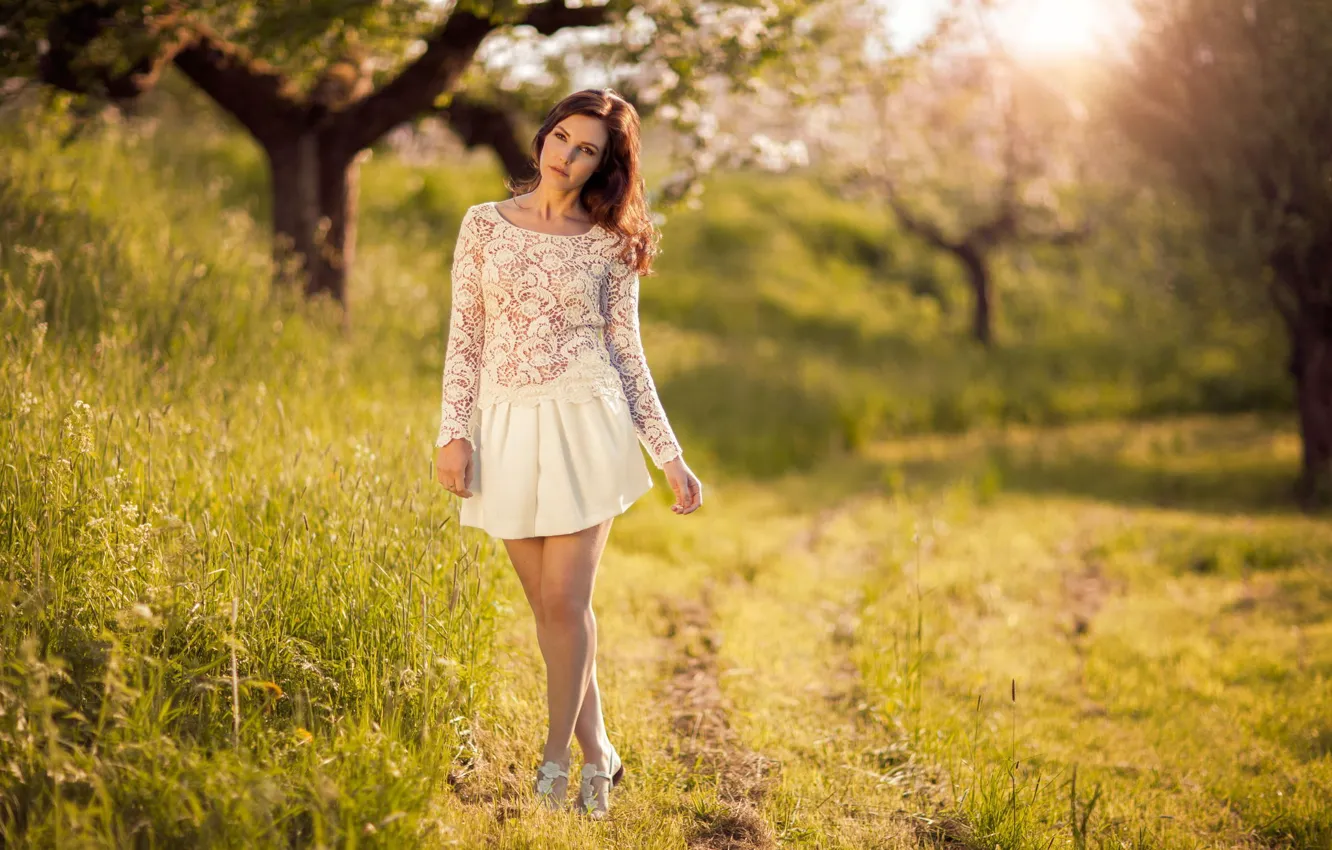 Photo wallpaper greens, look, girl, light, legs, path, photographer, posing