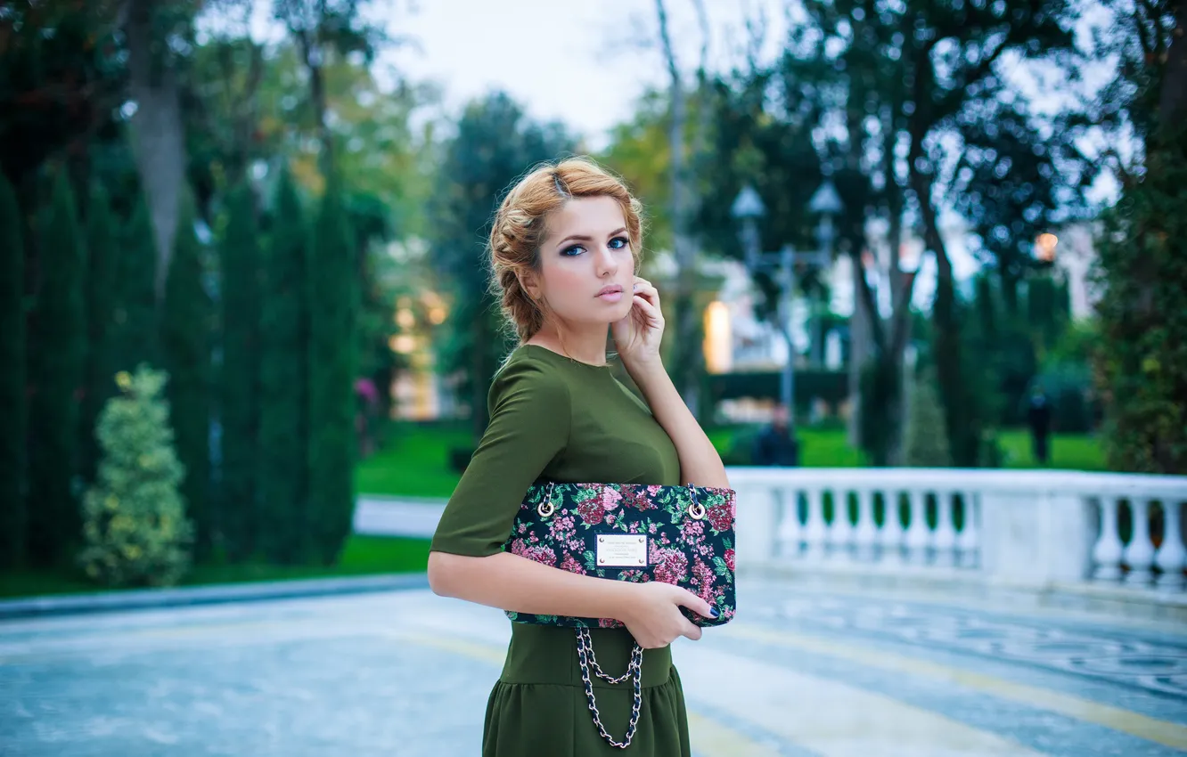 Photo wallpaper girl, face, background, hair, bag, beauty