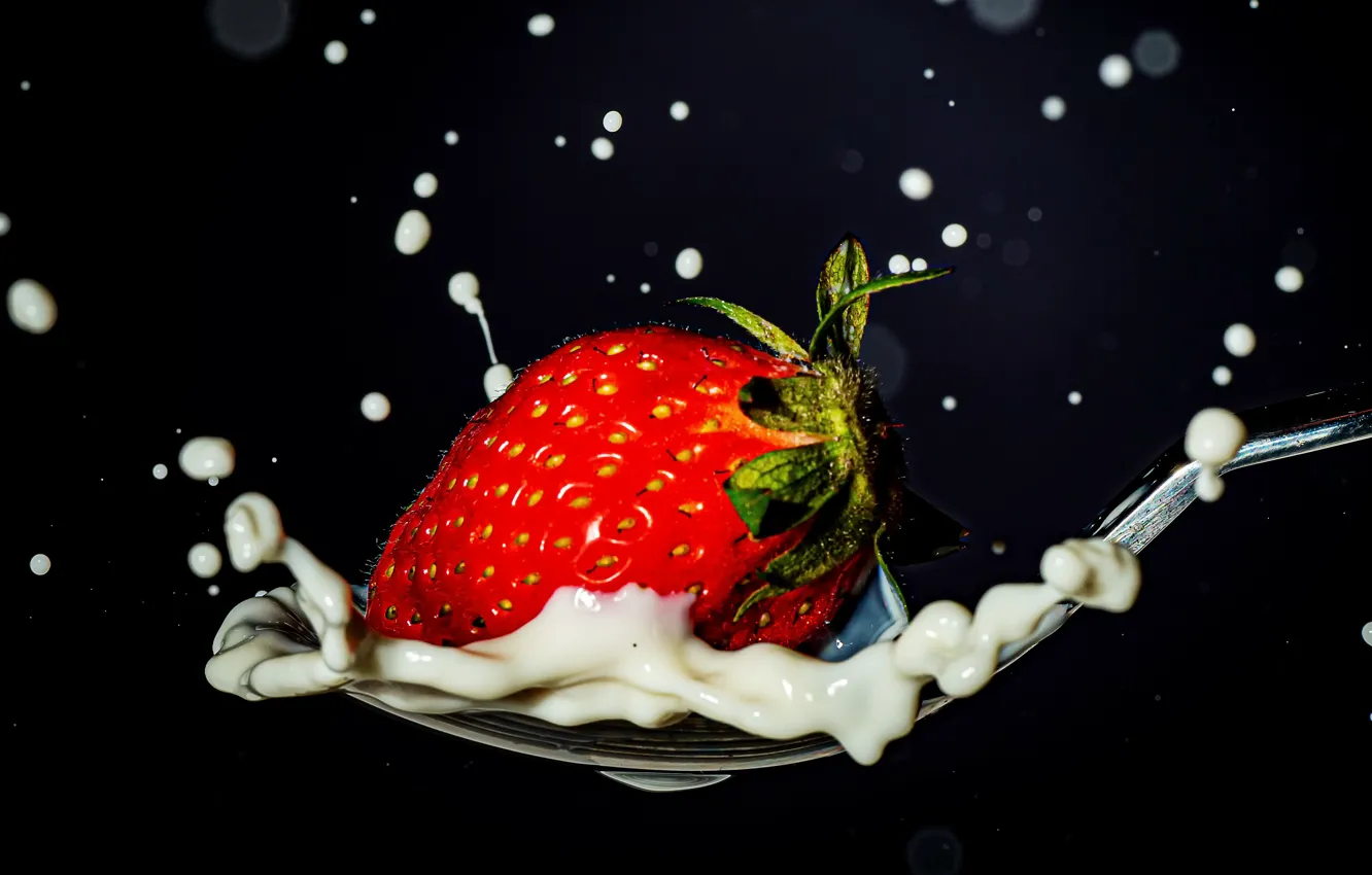 Photo wallpaper macro, strawberry, spoon