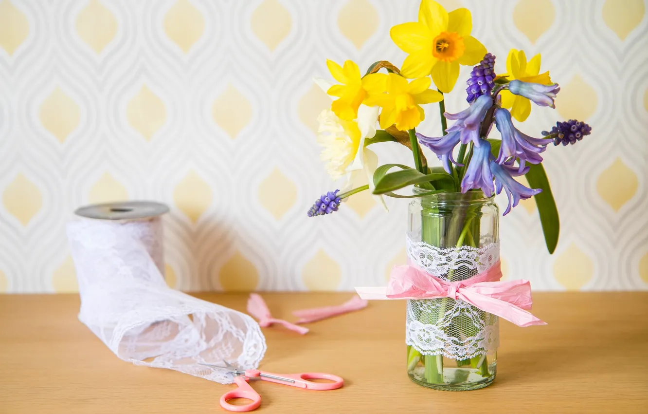 Photo wallpaper Bank, lace, a bunch, daffodils, Muscari, hyacinths, coil