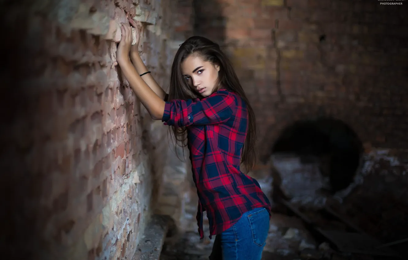 Photo wallpaper bricks, model, women, jeans, brunette, looking at viewer, 500px, sensual gaze