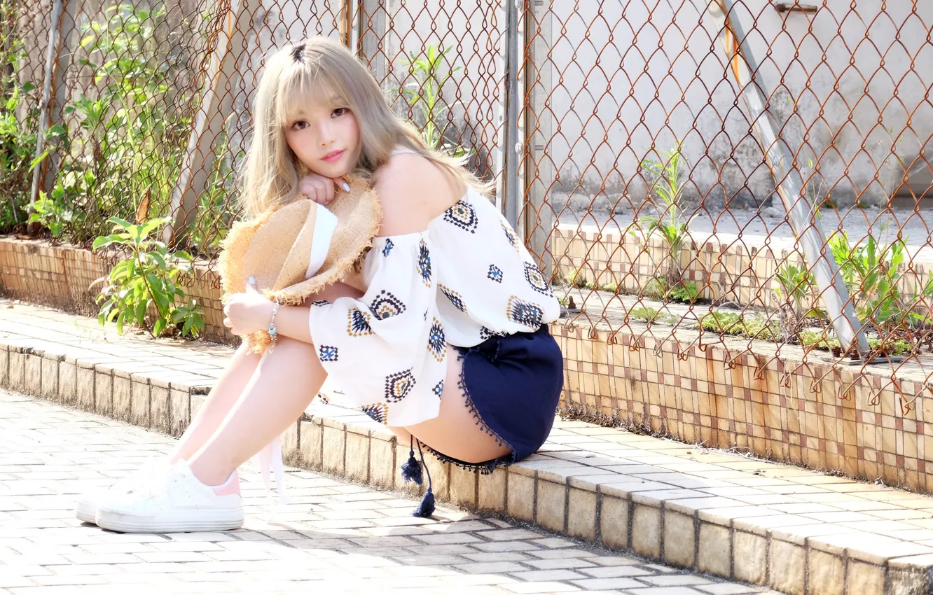 Photo wallpaper summer, look, face, street, sitting