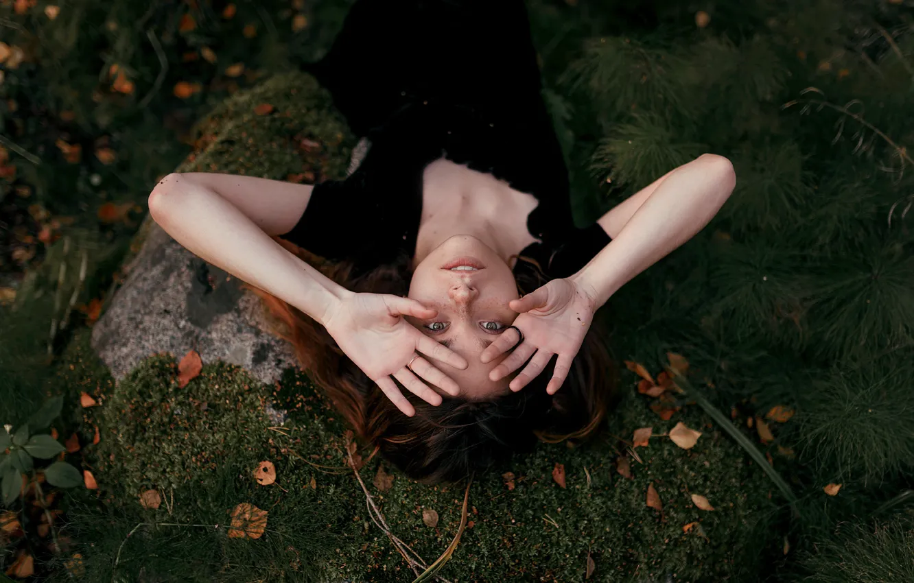 Photo wallpaper autumn, look, leaves, face, pose, stones, model, moss