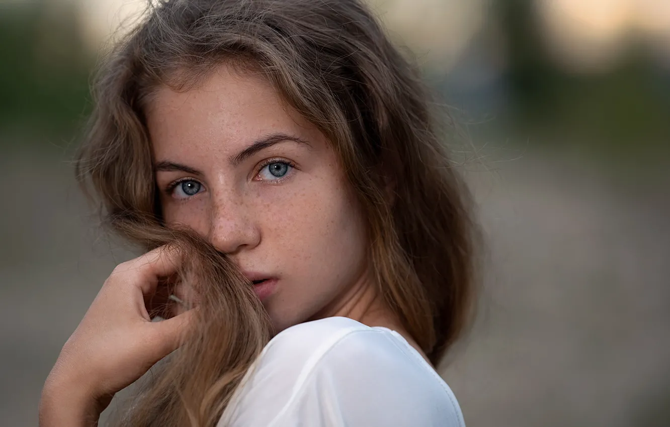 Photo wallpaper look, face, hair, portrait, hands, girl, freckles, bokeh