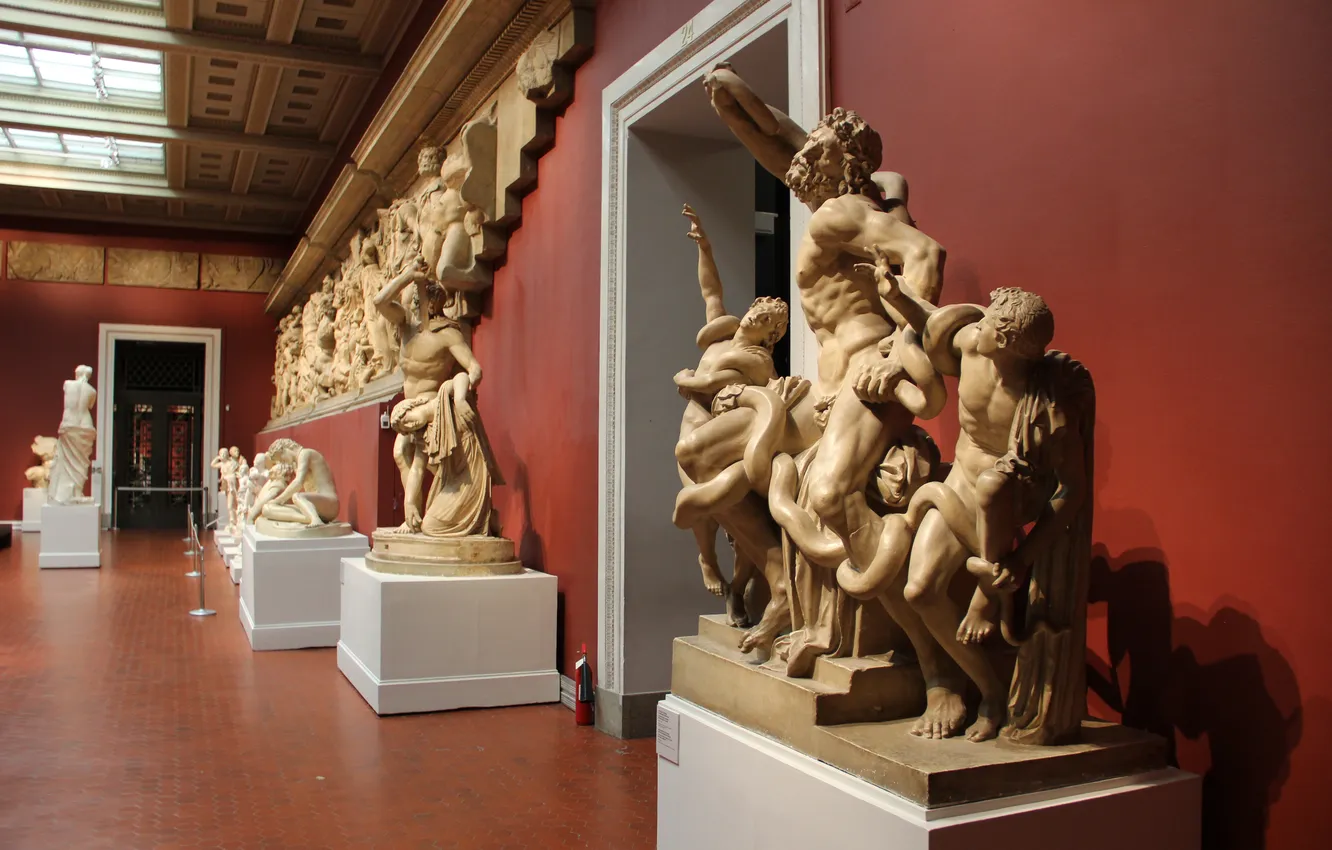Photo wallpaper Snake, Moscow, Statues, Male, Guys, Copy, Sculpture, The Pushkin State Museum