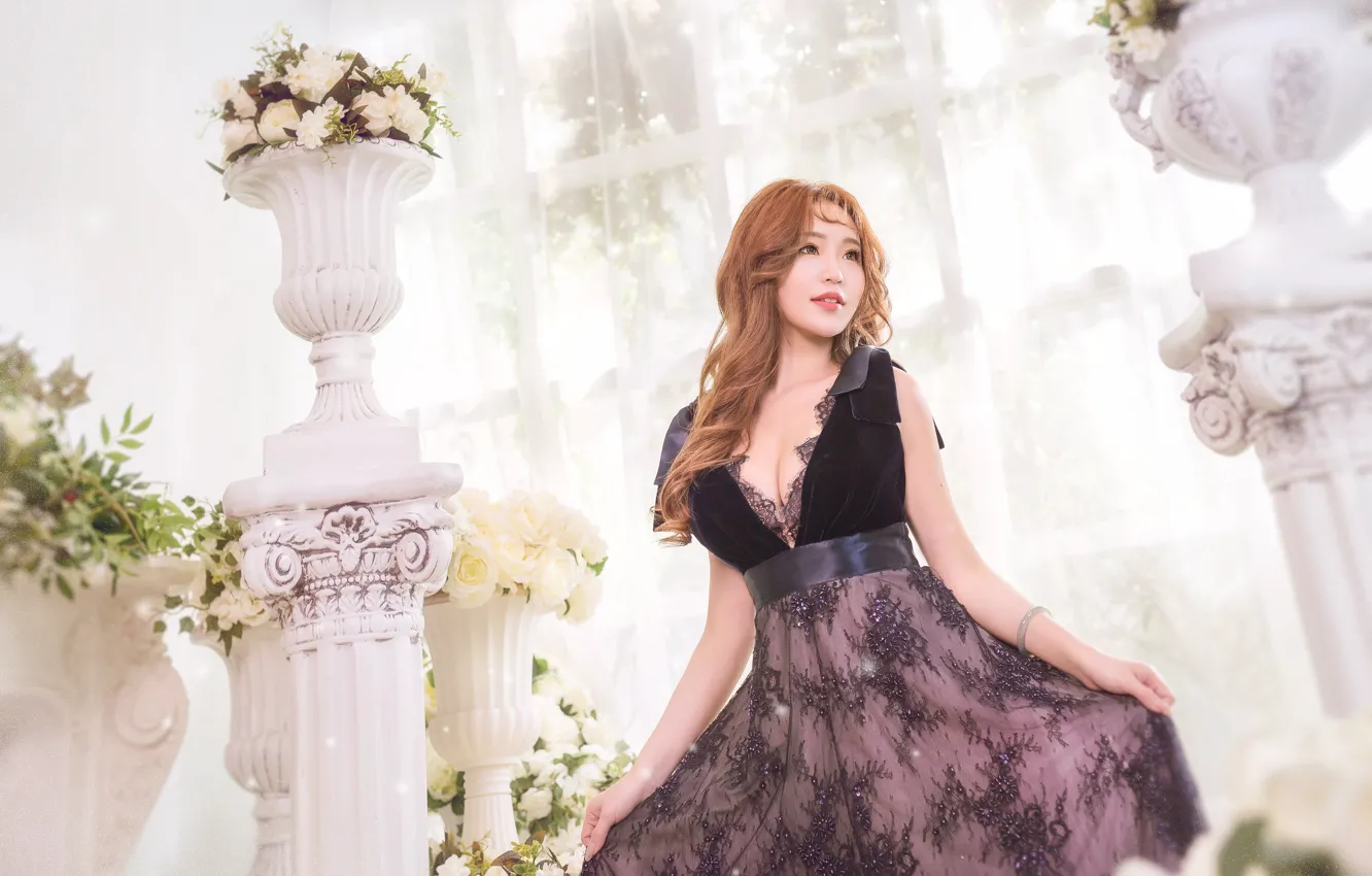 Photo wallpaper chest, look, girl, light, flowers, pose, smile, roses