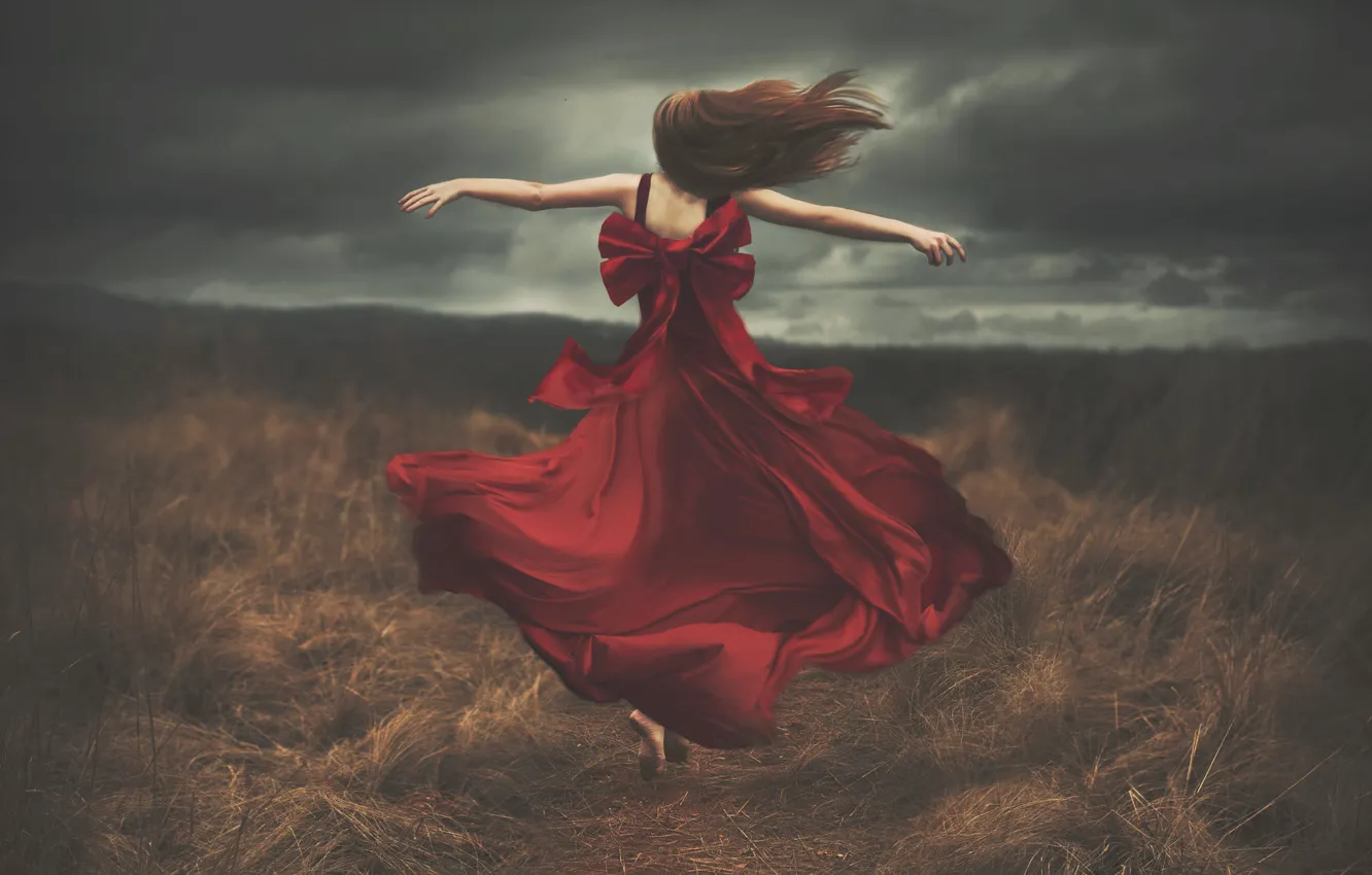 Девушка бежит в платье