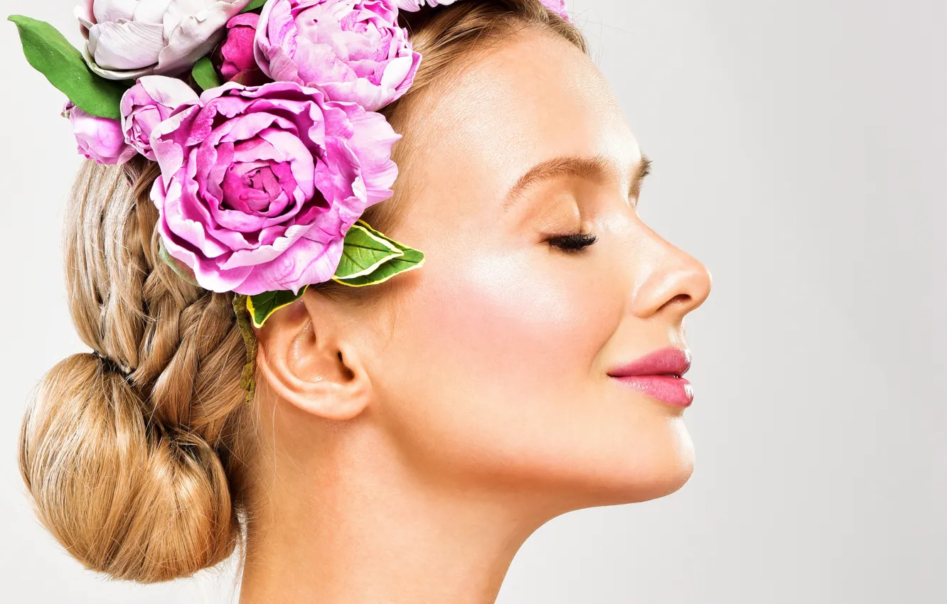 Photo wallpaper girl, flowers, face, background, bouquet, makeup, hairstyle, blonde