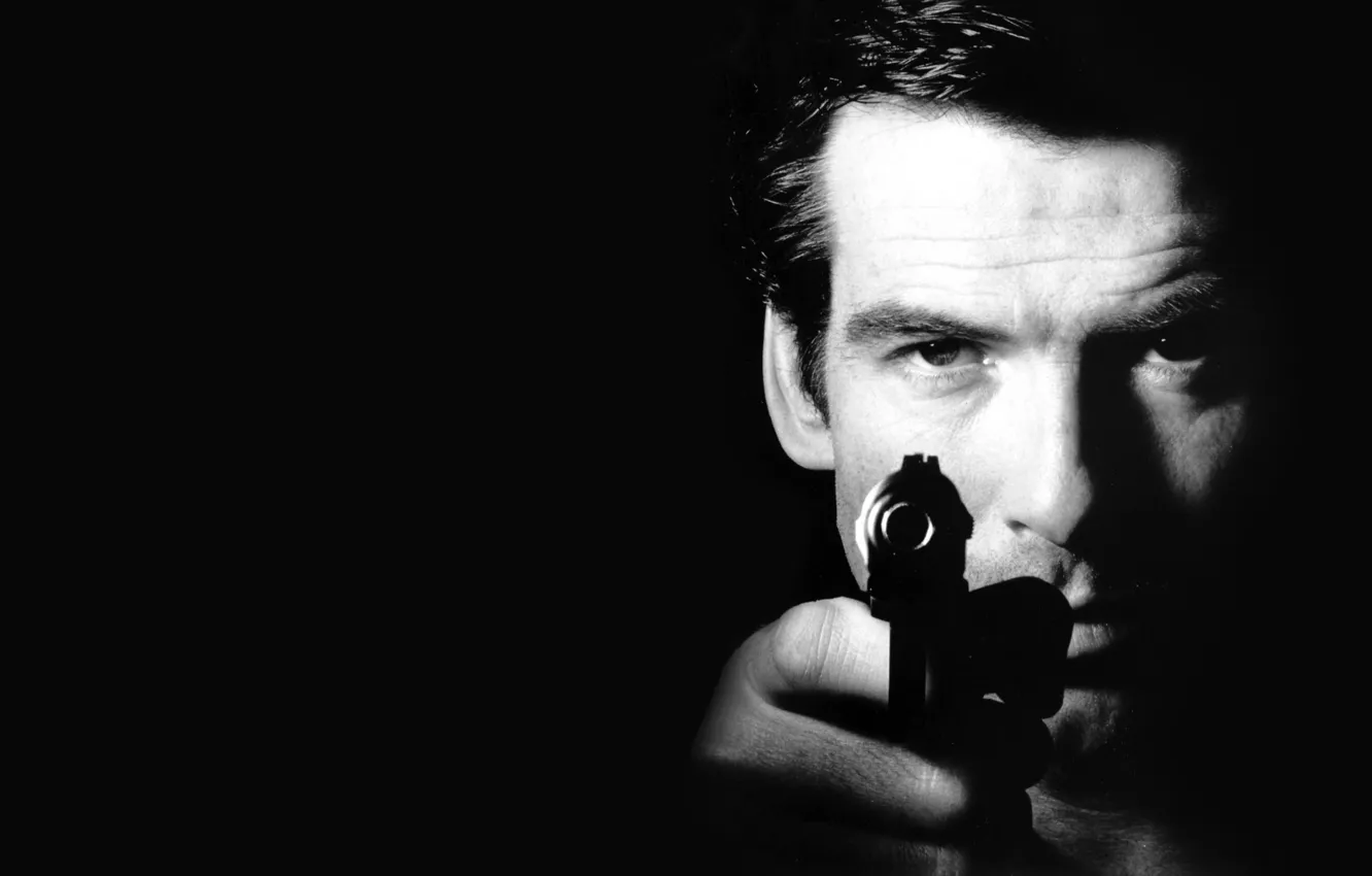 Photo wallpaper gun, black background, 007, james bond, Pierce Brosnan, Pierce Brosnan, James bond