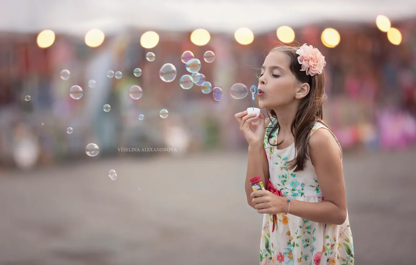 Photo wallpaper bubbles, street, girl