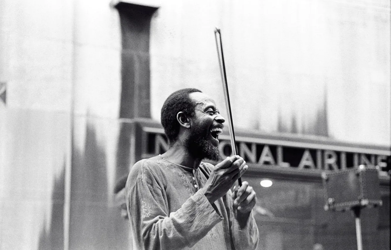Photo wallpaper music, jazz, musician, laughs, bassist, jazz musician, Percy Heath, violin bow