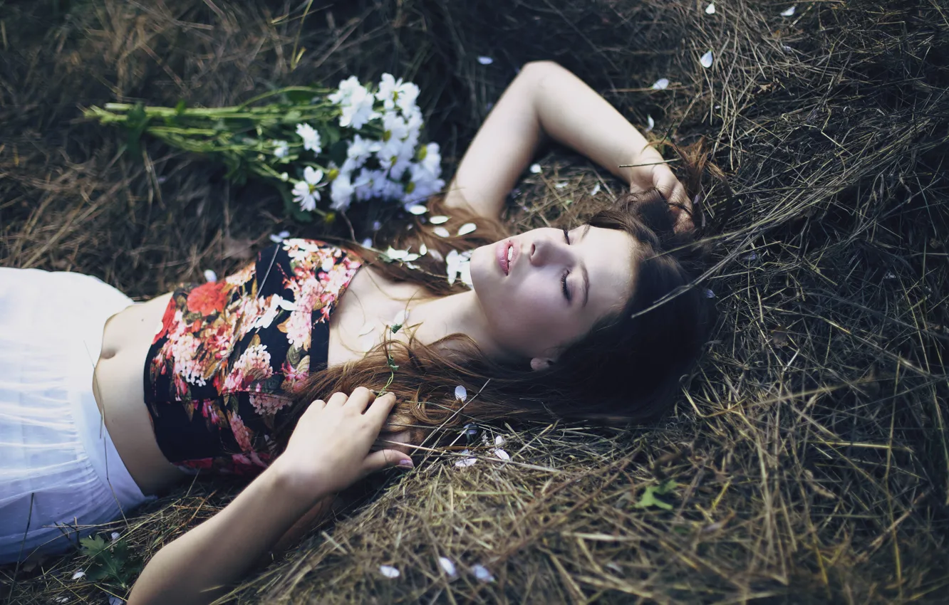 Photo wallpaper girl, chamomile, bouquet, petals, brown hair