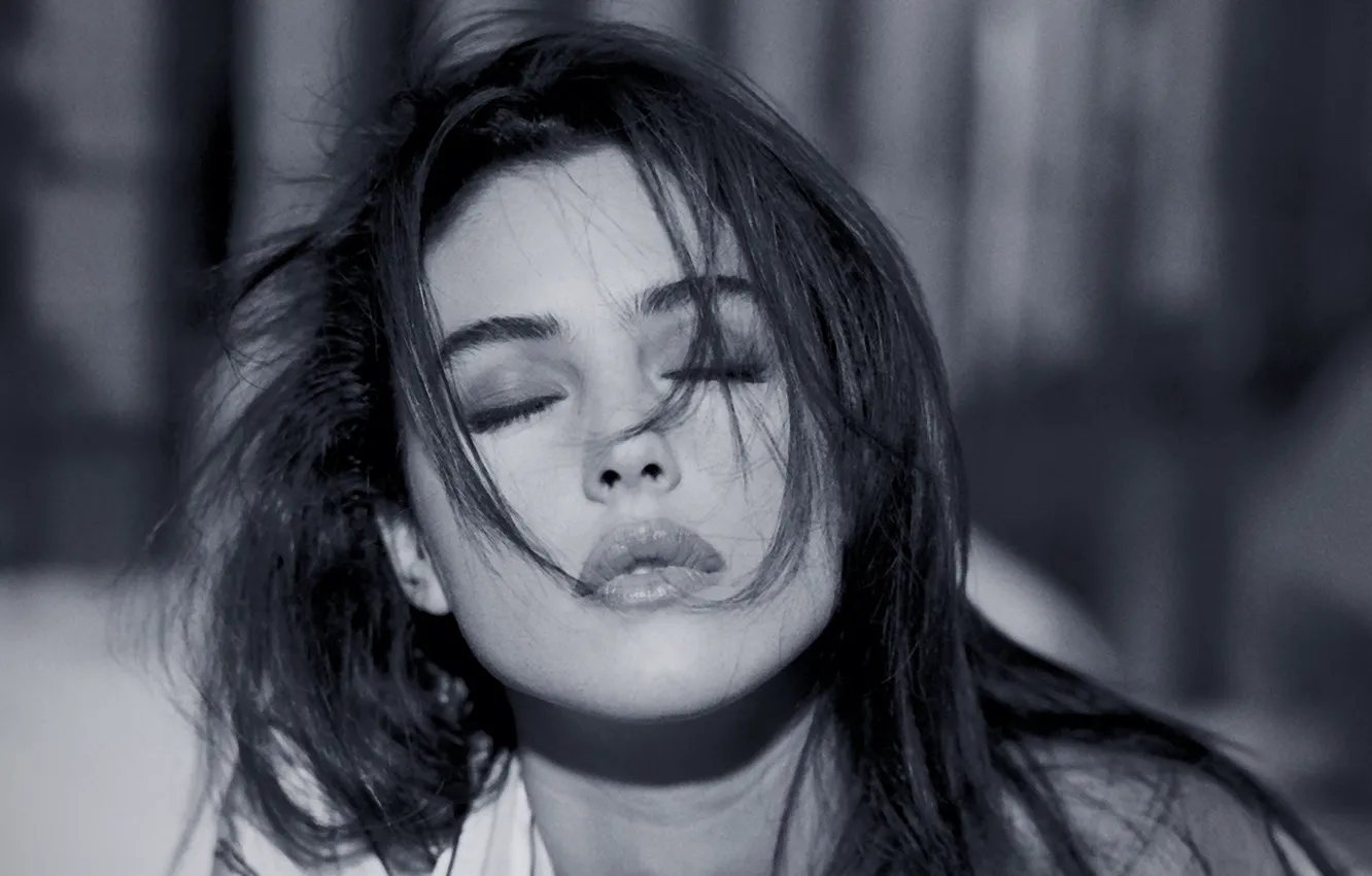 Photo wallpaper lips, Monica Bellucci, he closed his eyes, in anticipation of a kiss