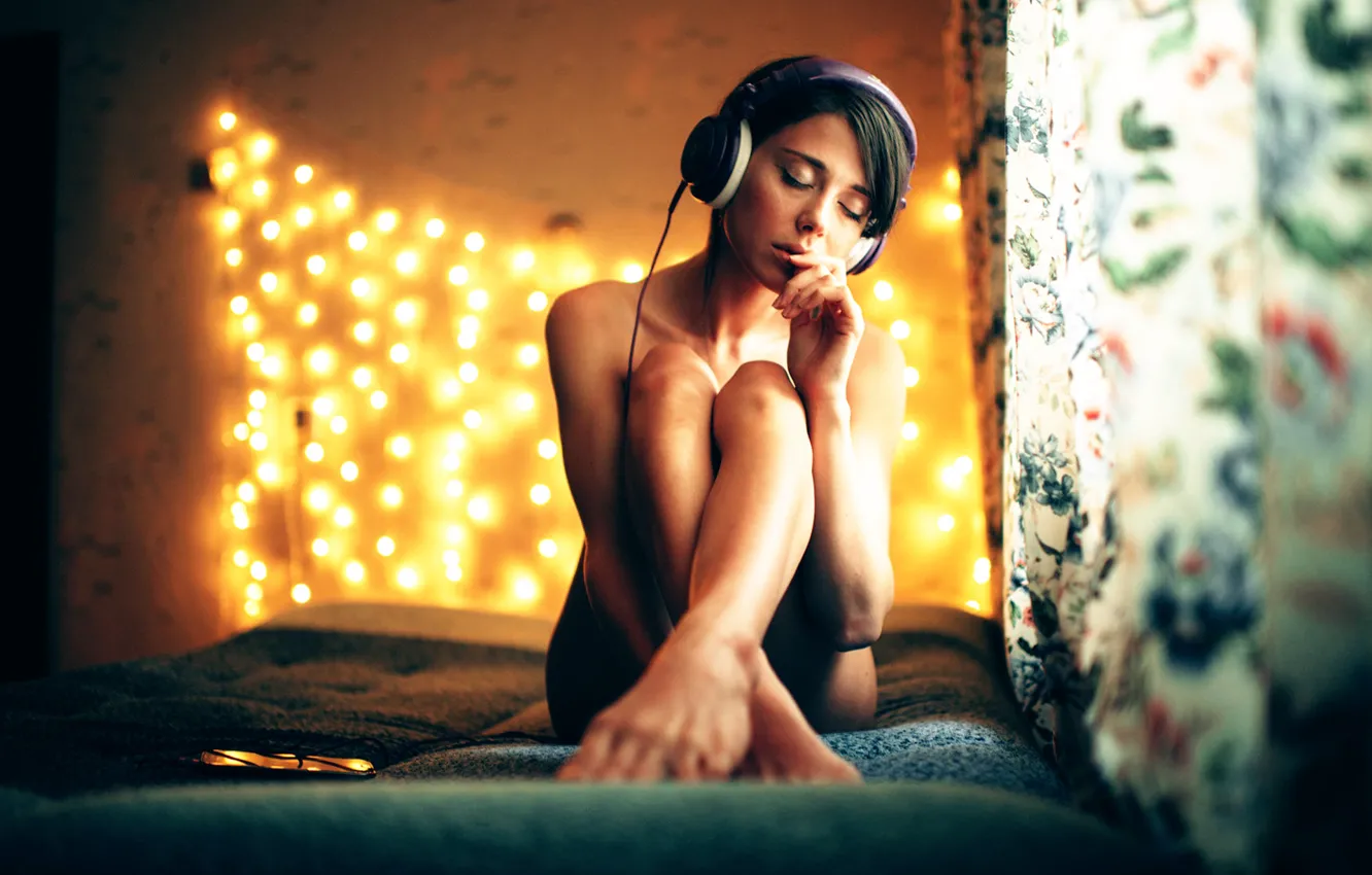 Photo wallpaper girl, headphones, sponge, finger