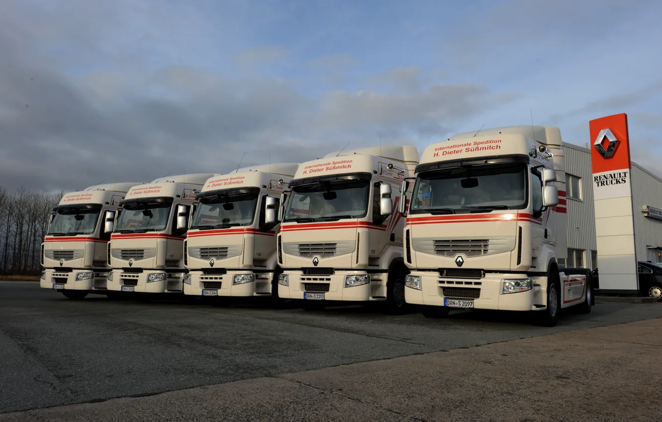 Photo wallpaper trucks, Parking, Renault, Premium, tractors, Renault Trucks