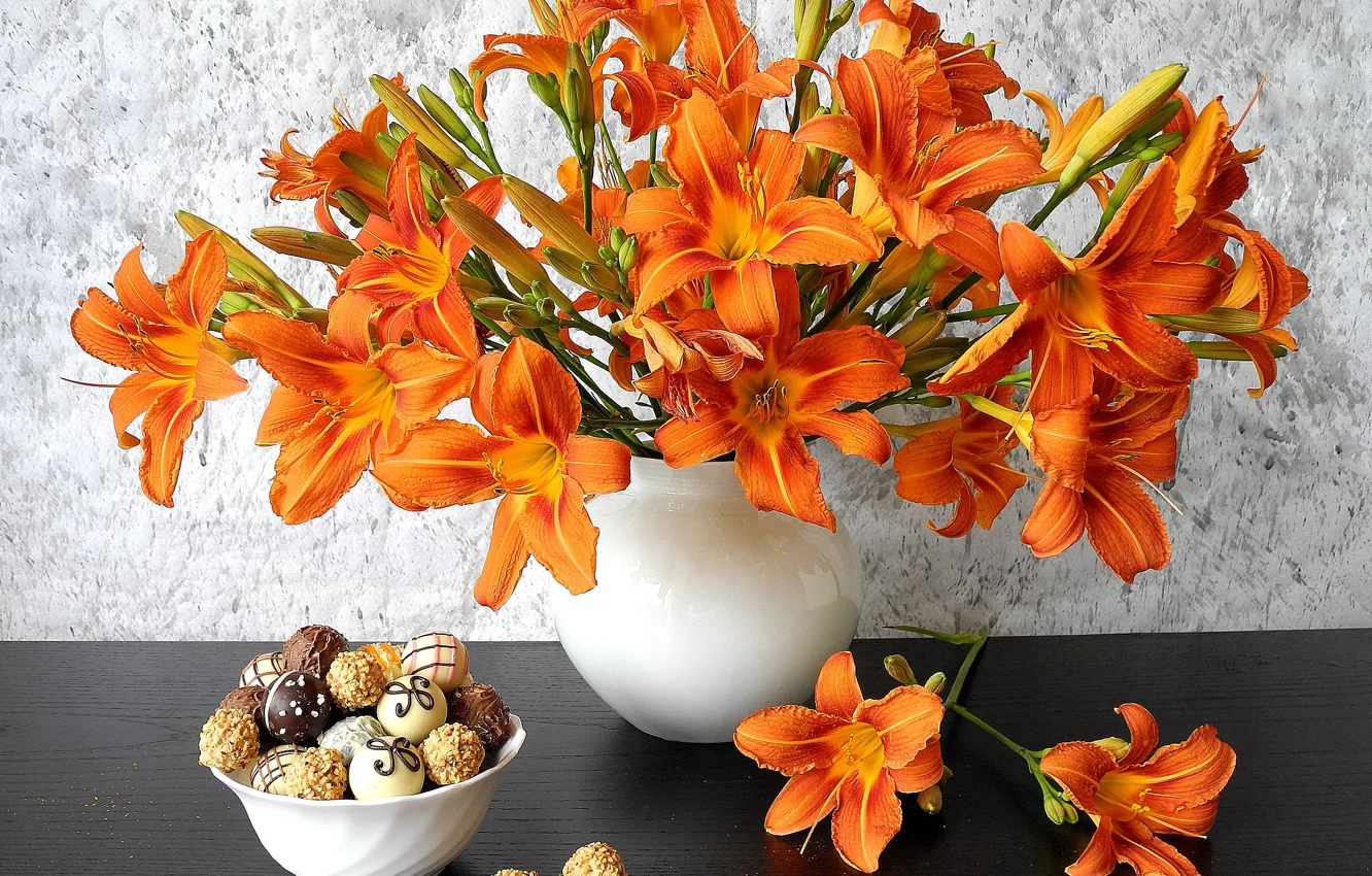 Photo wallpaper Lily, bouquet, petals, cookies, vase, still life