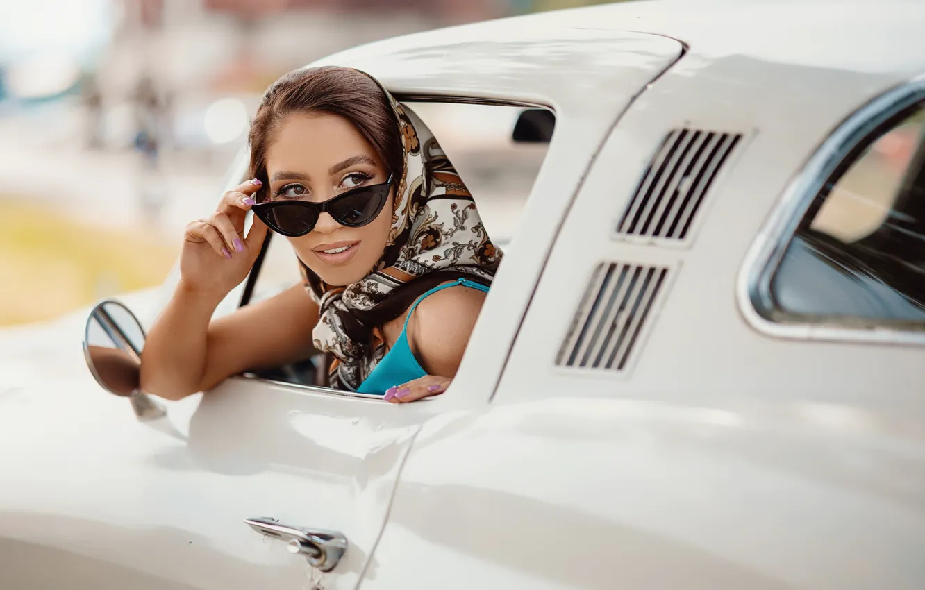 Photo wallpaper machine, auto, girl, face, glasses, shawl, Janusz Żołnierczyk