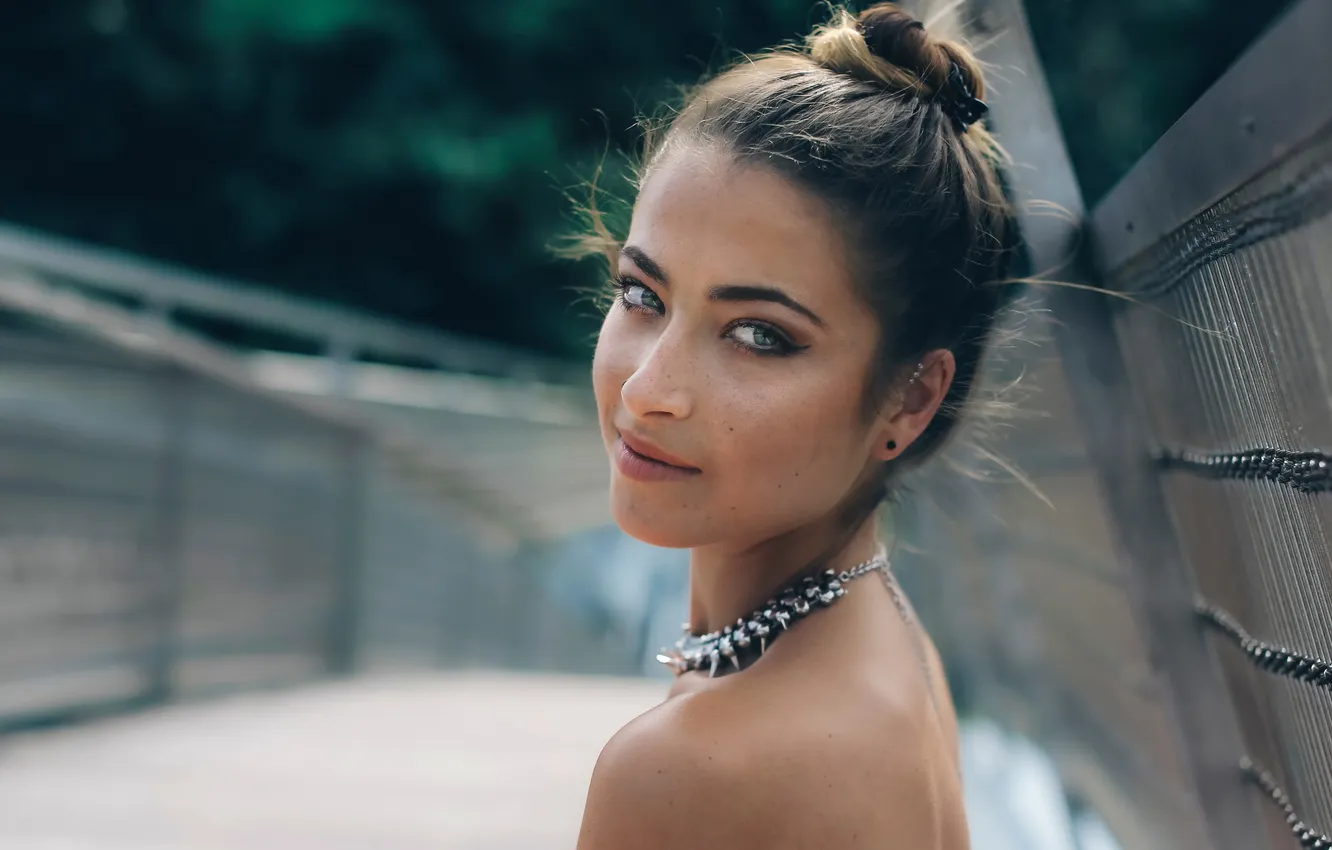 Photo wallpaper look, green-eyed, Lost in the green