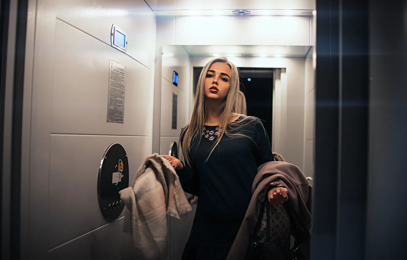 Photo wallpaper girl, pose, mirror, lift, Sasha Rusko