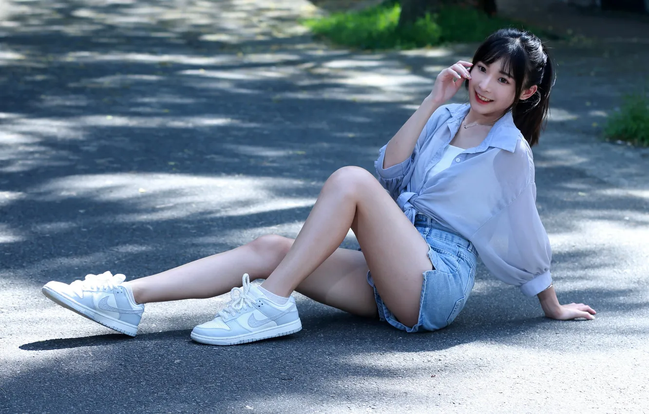 Photo wallpaper the sun, pose, model, shorts, portrait, makeup, figure, brunette