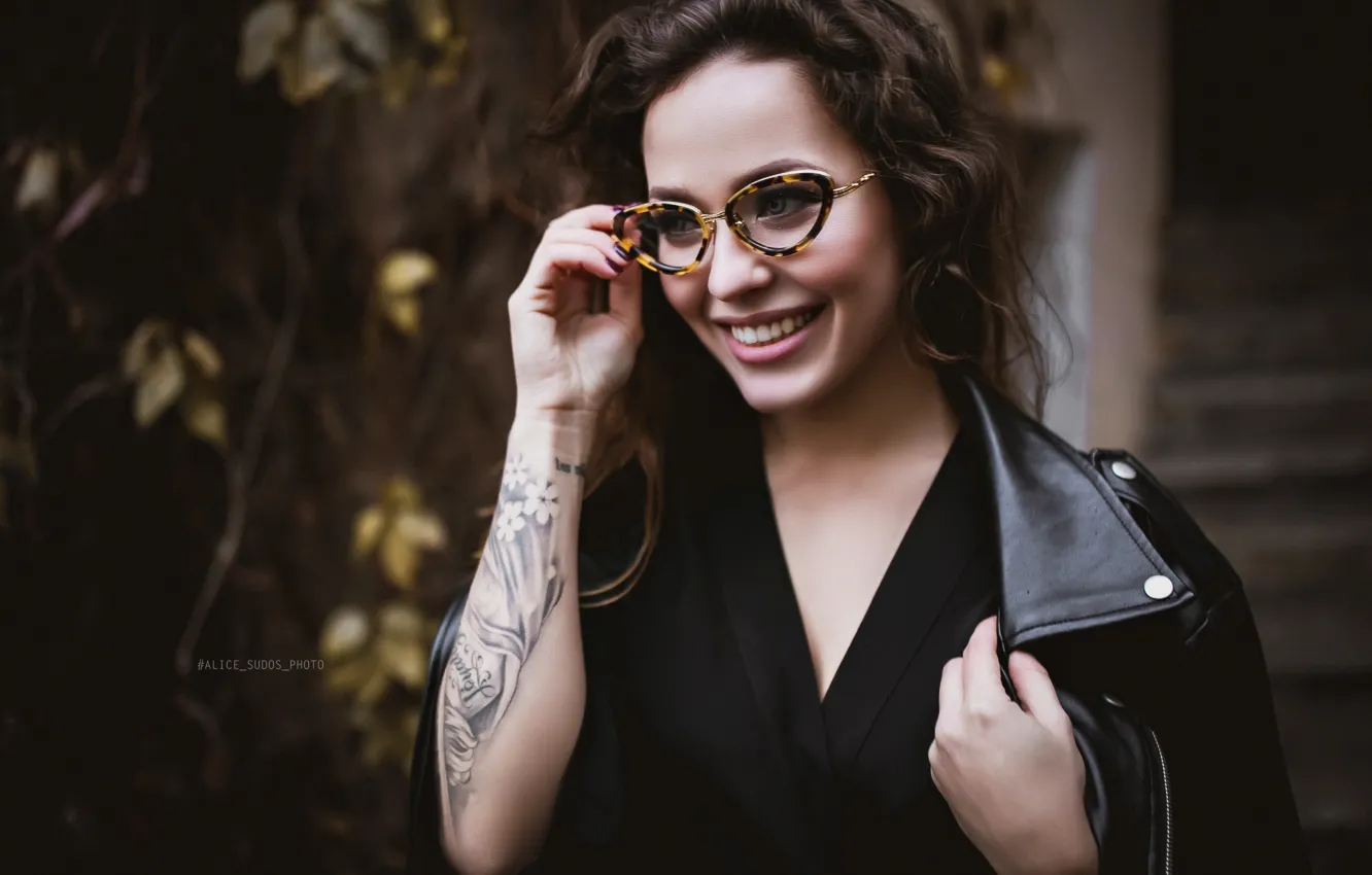 Photo wallpaper pose, model, portrait, makeup, brunette, tattoo, glasses, jacket