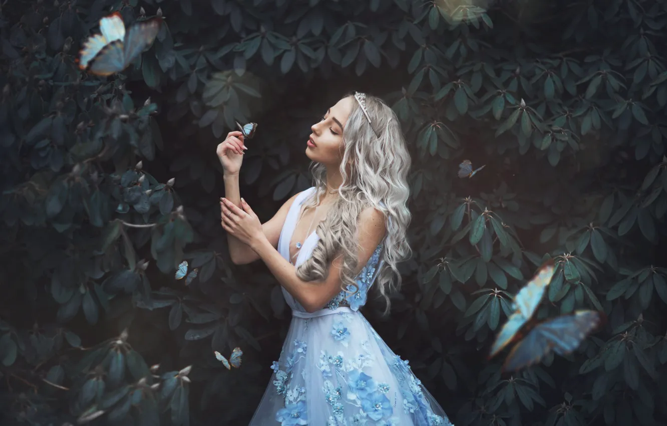 Photo wallpaper leaves, girl, pose, mood, blue, butterfly, hands, garden