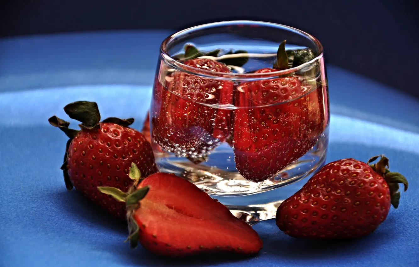 Photo wallpaper water, strawberries, strawberry, berry, glass