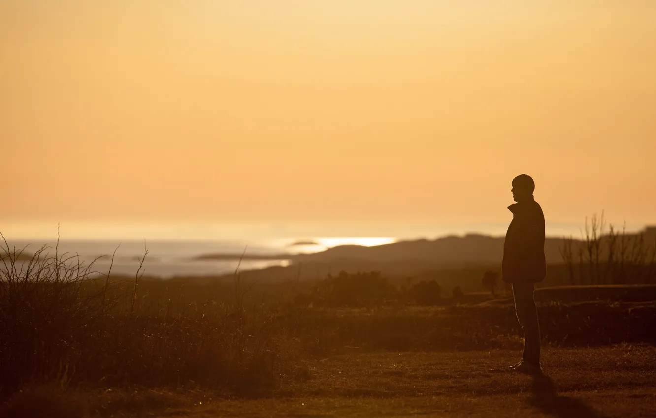 Photo wallpaper sea, ocean, man, sunlight, looking, shadow, sunny, islets