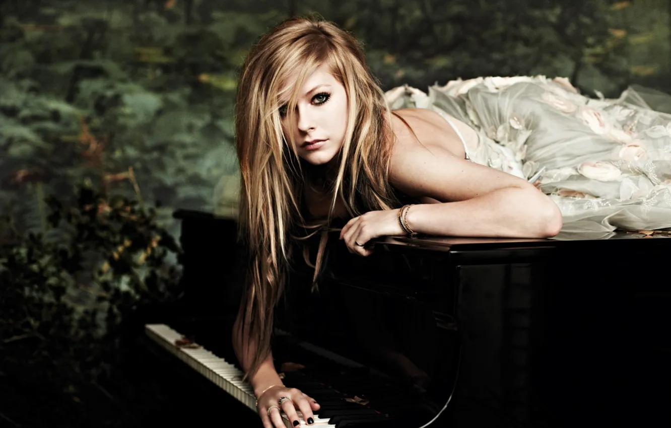 Photo wallpaper Avril Lavigne, Lies, Piano