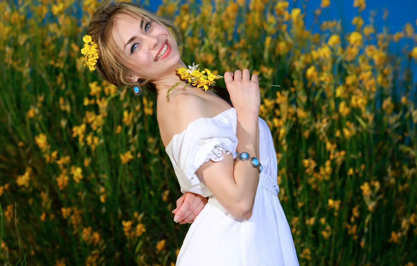 Photo wallpaper flowers, nature, smile, earrings, makeup, dress, bracelet, Tiara