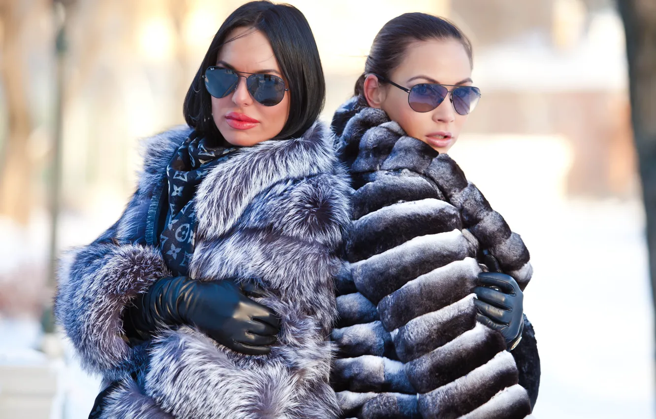 Photo wallpaper winter, girl, brunette, lips, beauty, glasses, leather gloves, in fur coats