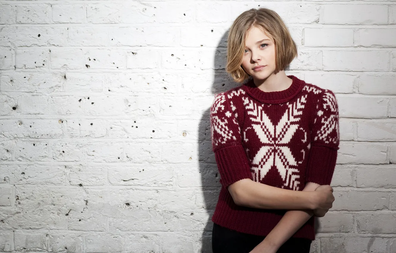 Photo wallpaper girl, wall, shadow, actress, blonde, sweater, Burgundy, Chloe Grace Moretz