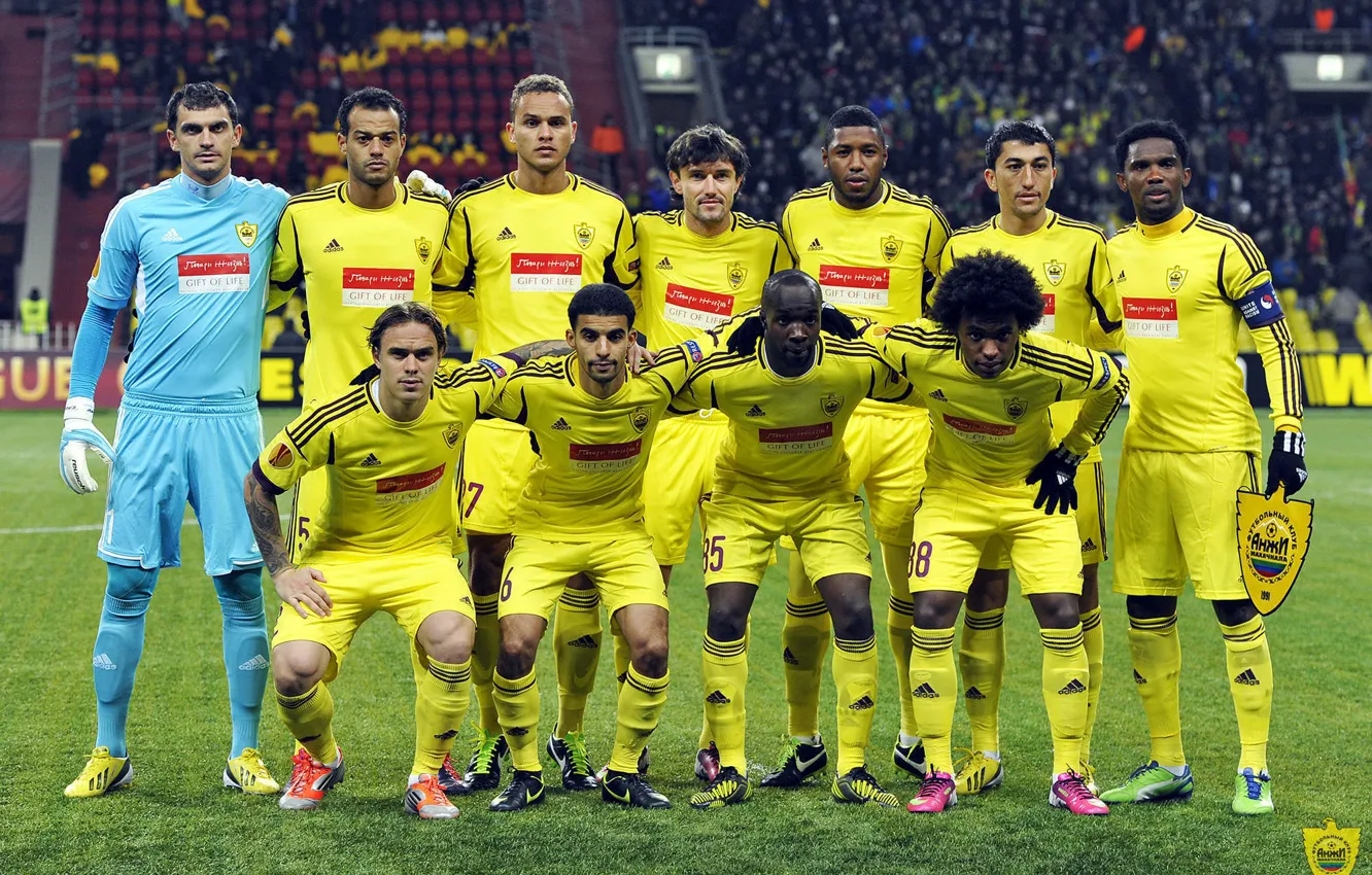 Photo wallpaper yellow, face, lawn, football, people, club, team, captain