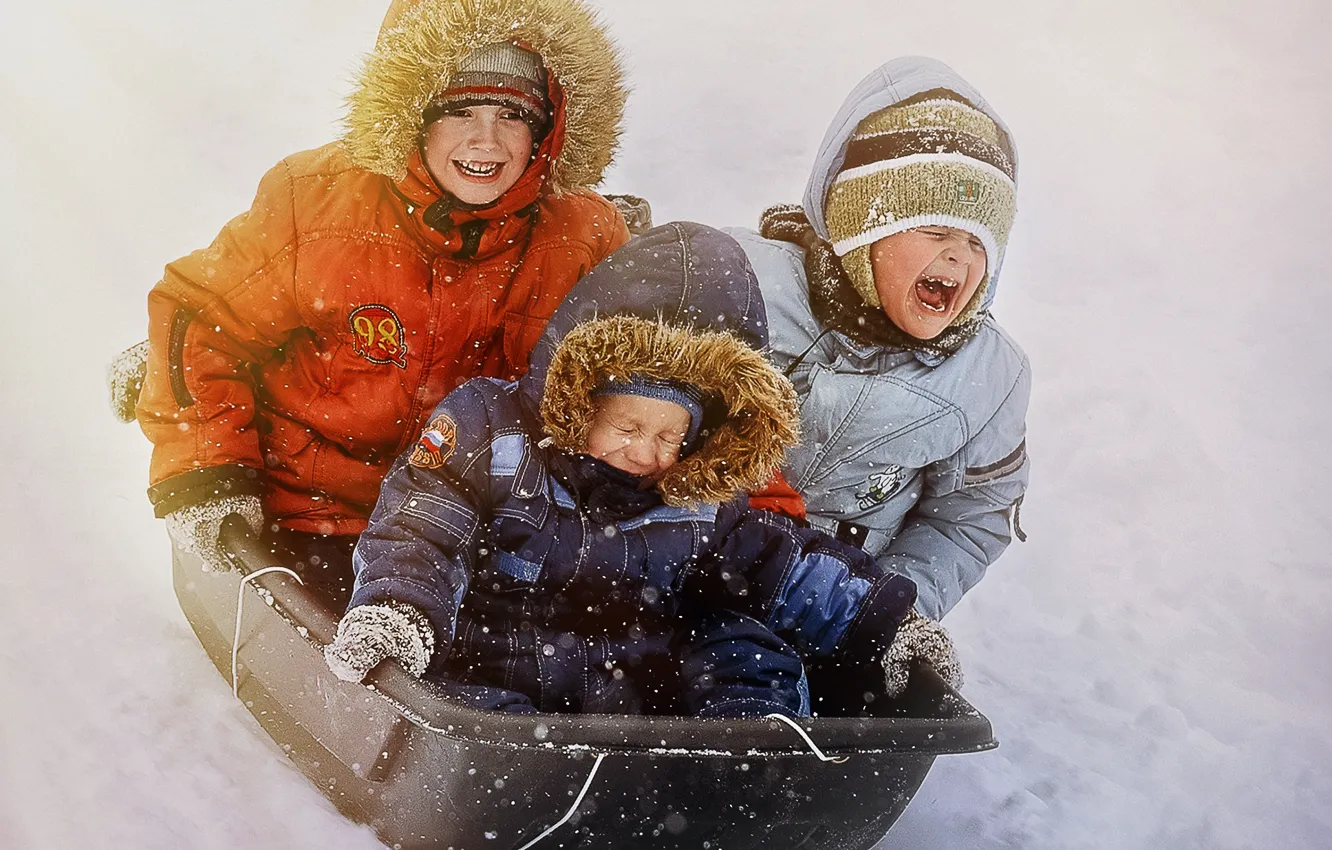 Photo wallpaper games, snow, fun, coats, laughs, shouts