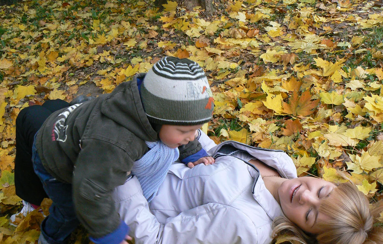 Photo wallpaper autumn, joy, yellow leaves, child, mom, Belarus, my photo, Olga Pitsunova