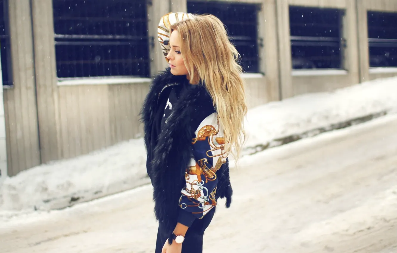 Photo wallpaper girl, snow, watch, blonde