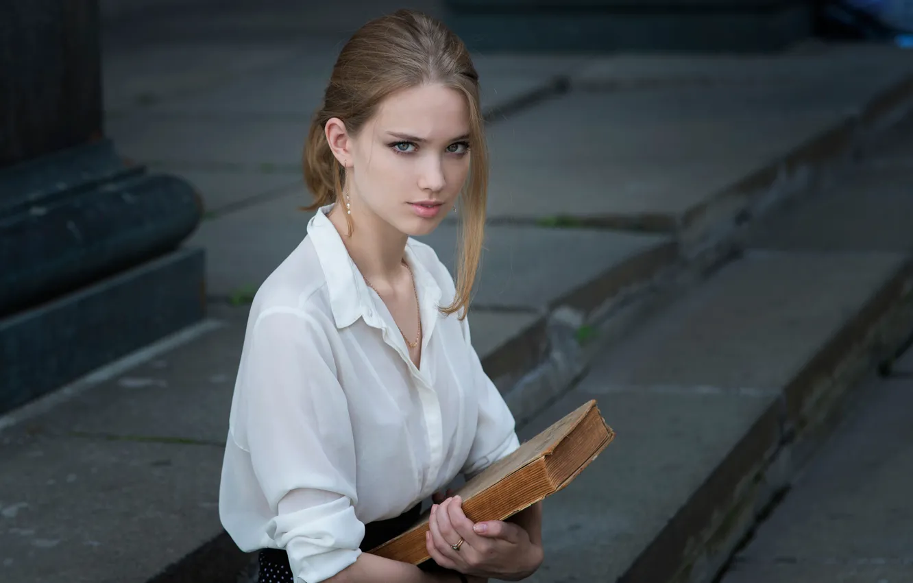 Photo wallpaper portrait, book, the beauty, Lisa, Dennis Drozhzhin