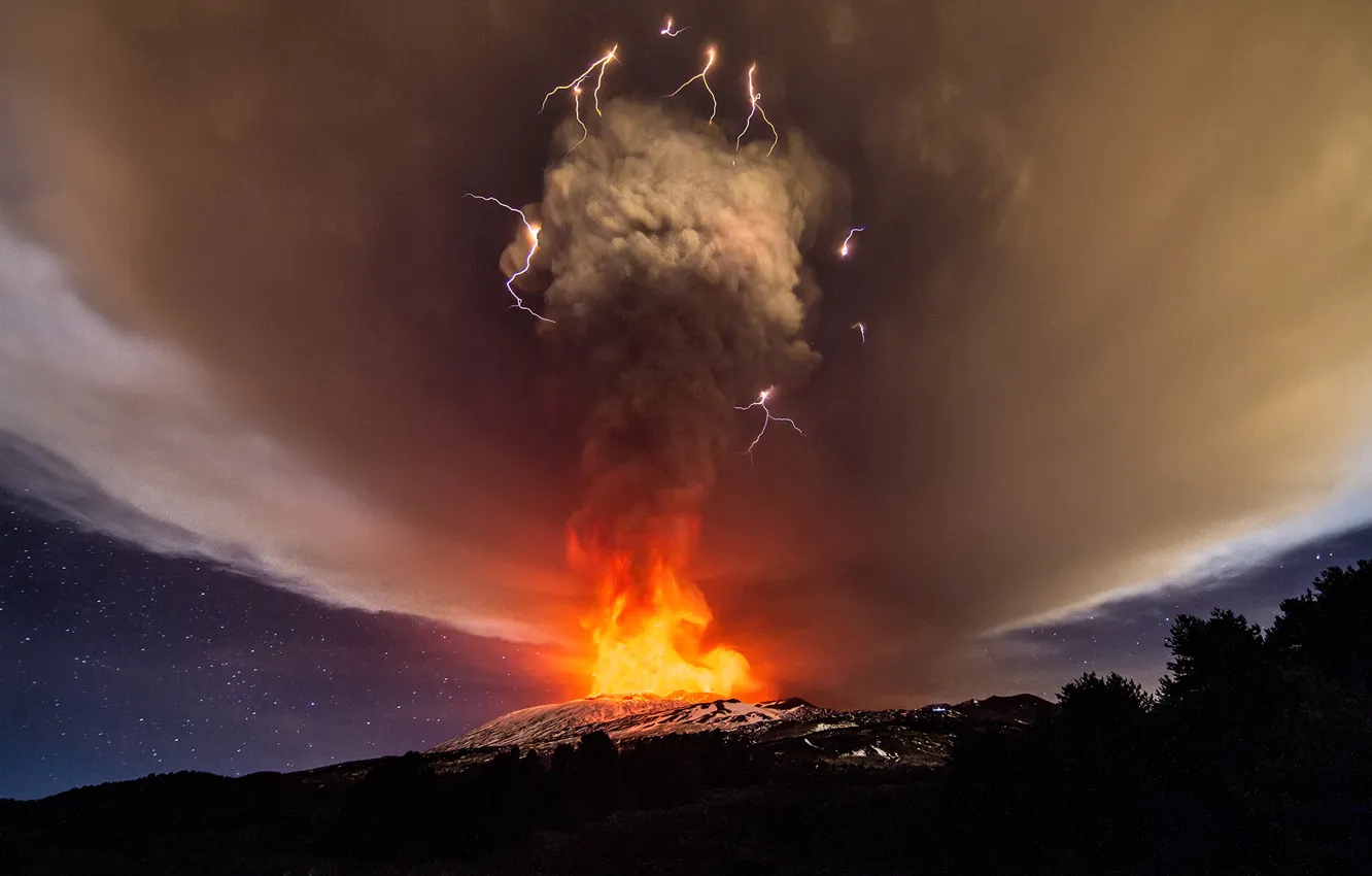 Photo wallpaper fire, dirt, sky, Lightning, Italy, smoke, mountain, stars