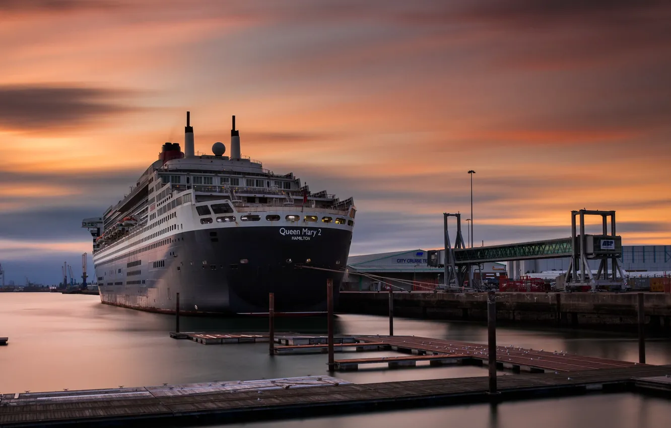 Photo wallpaper sunset, Queen Mary 2, Docks, Southampton