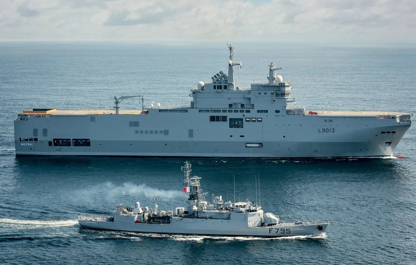 Photo wallpaper French Navy, BPC Mistral, PHM Commandant Ducuing