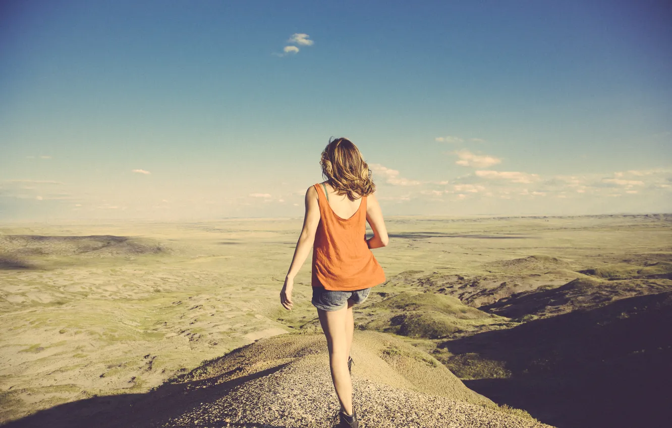 Photo wallpaper girl, shorts, back, mountain, Mike, horizon