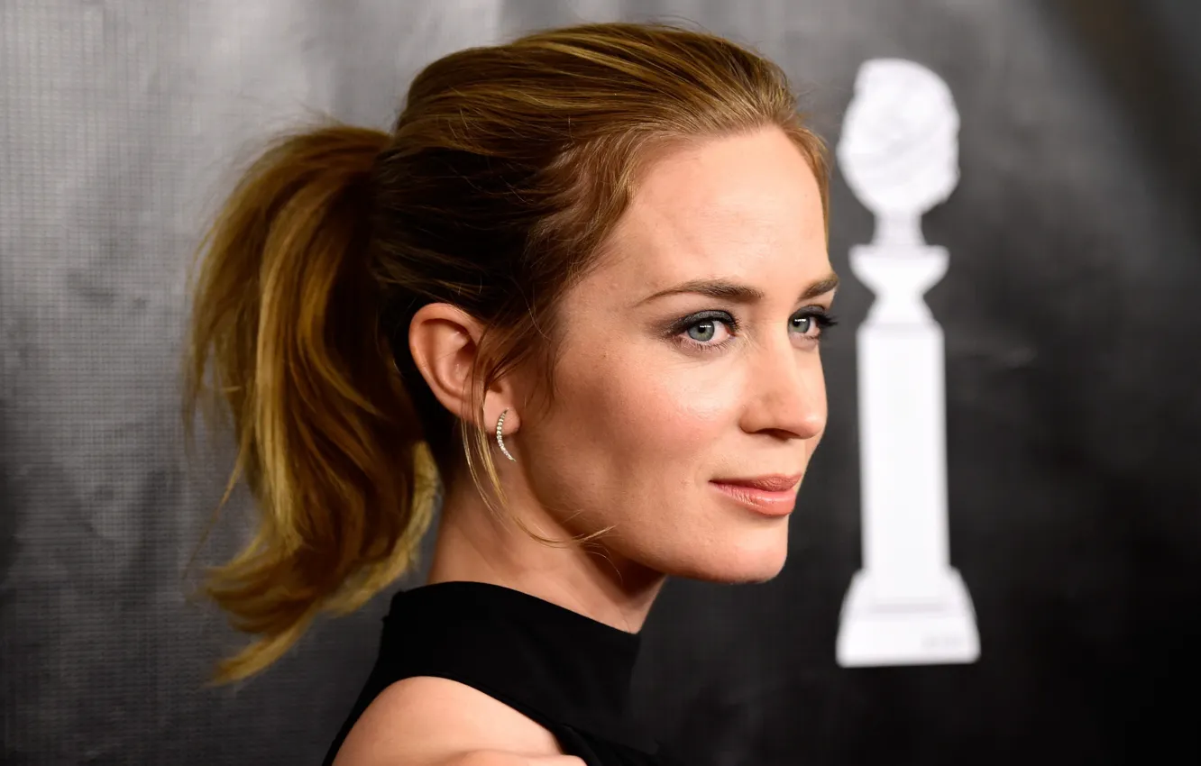 Photo wallpaper look, girl, pose, wall, actress, Emily Blunt, Emily Blunt, hair